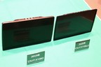 Panasonic 大画面SD カーナビステーション　右が最新の2020年秋モデル「ストラーダ CN-F1X10BLD」、左手前が2019年秋モデル「CN-F1X10BD」(10インチ)。ご覧の通り画面のスリムさは一目瞭然だ。