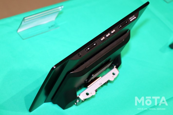 Panasonic 大画面SD カーナビステーション「ストラーダ CN-F1X10BLD」　こちらが最新の2020年秋モデル。2019年モデルに比べ画面の薄さ具合がよくわかる。[パナソニック オートモーティブ社]