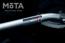 スバル WRX S4 特別仕様車「STI Sport #(シャープ)」[限定500台]　STI製フレキシブルタワーバーフロント　ロゴ部分アップ