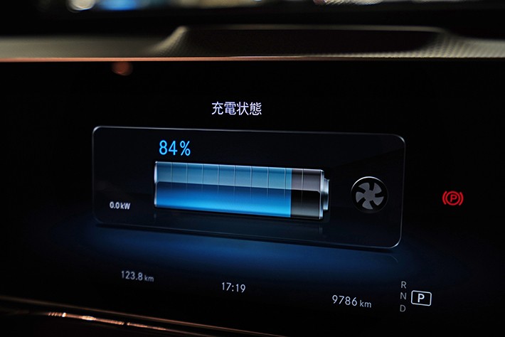 メルセデス・ベンツ EQC 400 4MATIC ダイヤモンドホワイト