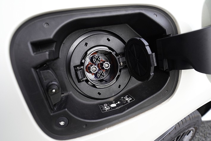 メルセデス・ベンツ EQC 400 4MATIC ダイヤモンドホワイト