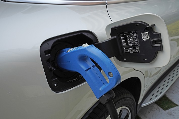 メルセデス・ベンツ EQC 400 4MATIC ダイヤモンドホワイト