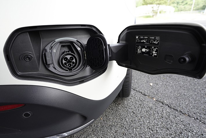 メルセデス・ベンツ EQC 400 4MATIC ダイヤモンドホワイト