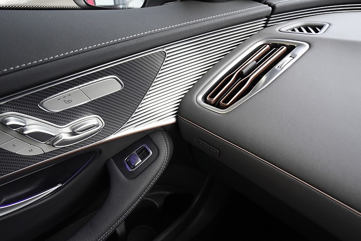 カッパーカラーの吹出口やラジエーターのフィンのようなディテールなどEQC独自のデザインが特徴的