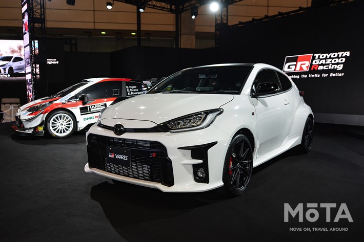 TOYOTA GAZOO Racing World Rally Team ヤリスWRC(左奥)とGRヤリス(東京オートサロン2020会場にて)