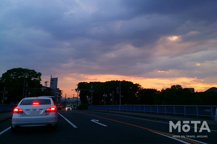 車のライトのつけ方とは?|車のライトの種類とロービームやハイビームの違い、最新のオートライトとデイライトについても詳しく解説