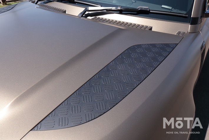 ボンネット上をスタイリッシュに演出するため、マットブラックの「ボンネットデカール」を装着しています。