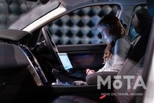 車内で仕事のイメージ