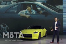 日産 新型フェアレディZ プロトタイプ(Z35型)と、日産取締役、代表執行役社長兼最高経営責任者（CEO）内田 誠氏（背景は内田CEOが初めて手に入れたがんメタリックのZ32型フェアレディZ）