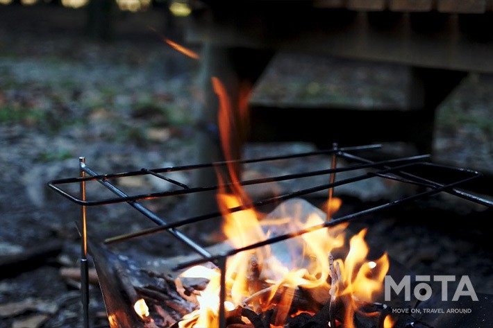 ダッチオーブンで調理も出来ちゃう！ BBQと焚き火を両方楽しむポイントとは【アウトドア焚き火台】