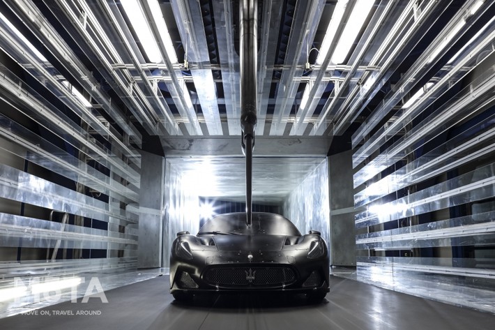 マセラティ MC20