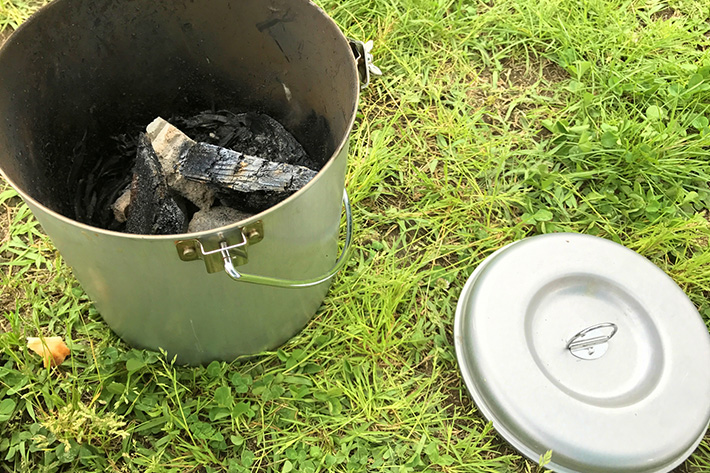 水で消しちゃダメ キャンプ初心者に知って欲しい焚火と炭火の正しい処理とは アウトドア焚き火台 コラム Mota