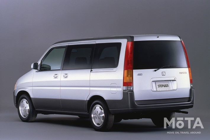 ■全長×全幅×全高：4605mm×1695mm×1830mm ■エンジン：直列4気筒 1972cc ガソリン ■最高出力：125PS／5500rpm ■最大トルク：18.5kg･m／4200rpm ■トランスミッション：速AT ■駆動方式：FF ■販売期間：1996年～2001年 ※スペックは、1996年式 2.0 G