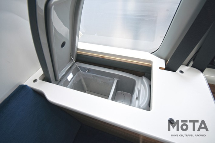 サードシート横のキャビネット内には18L冷蔵庫を装備