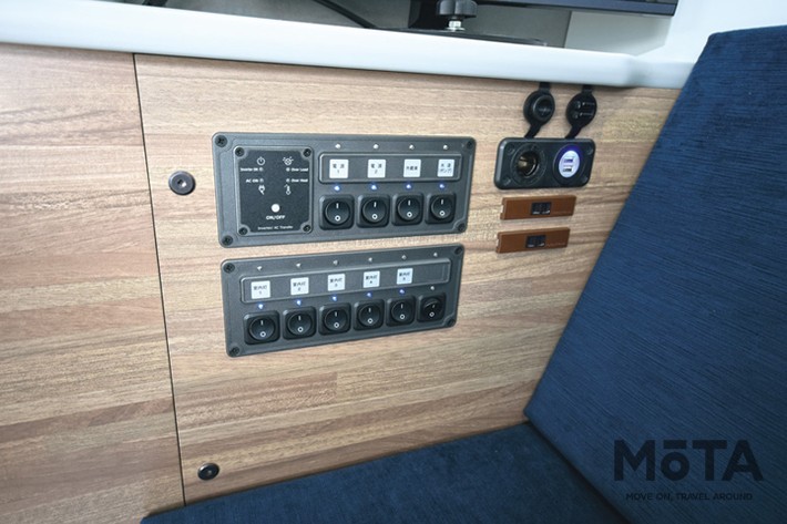 室内電源をまとめて管理できる、集中スイッチパネル。12Vソケット、USB電源、100Vコンセントも用意