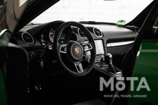 718 ケイマンGTS 4.0のインテリアは、スポーツ性能を高めながらも高級感溢れる造り。  インパネは水平基調で、ステアリングホイールとシフトレバー／PDKセレクターレバー、および整然と配置されたスイッチ類との間隔が短く、ダイレクトかつスムーズな操作を可能にしている。
