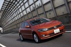 ポロの走行安定性も良好で、ハンドルを切り始める時の正確性が高い。微小舵角の曖昧さを払拭したから操作しやすく、上質な印象も伴う。車両との一体感も得やすい。4輪のグリップ性能を巧みに引き出して、カーブを曲がる時の接地性も高めた。