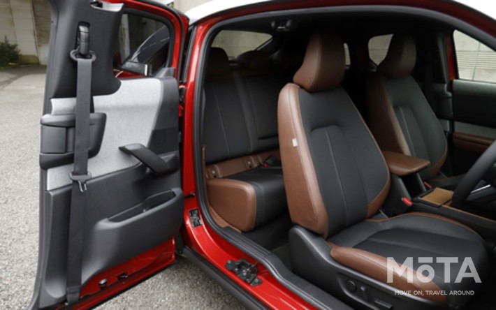 MX-30はセンターピラーがないために、リヤドアは少々重い。意外にも間口が広く、後席へのアクセスも容易であった。