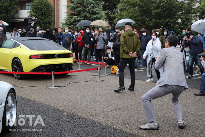「クルマのデザインは、意識せずとも渋滞のハイウェイで後ろから見る時間が一番長い。だからリア形状にはこだわった!」と身振りを交え説明する日産の田村 宏志CPS