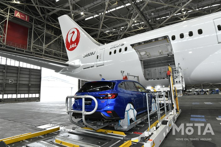 新型レヴォーグを用いた、日本航空(JAL)ボーイング787型機による車両輸送のデモンストレーション