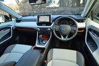 いっぽうRAV4のインテリアは、華美なところはないものの精緻で上質な雰囲気。視界も良好。オーディオはオプションだが、写真の9インチワイドナビなどがセレクト可能となっている。