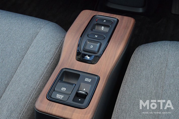 フロントシート間にはボタン式のシフトと電子パーキングブレーキ、さらにドラブモードボタンが配置される