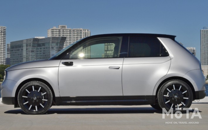 全長3895×全幅1750×全高1510mmと、かなりコンパクト。フロントのドアハンドルは収納式、リヤはヴェゼルなどと同じ窓側に設置されており、一見2ドアのようにも見えるデザインだ