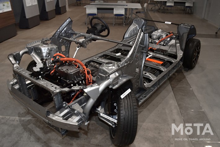 前輪の切れ角を見て！ ドリフトマシン並みに切れるフロントタイヤはRRにしたおかげで実現。転回時などは超便利