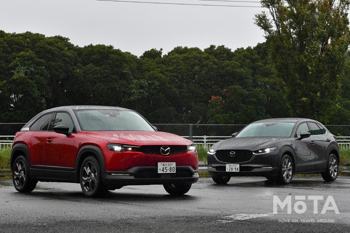 マツダ MX-30(左)とCX-30(右)