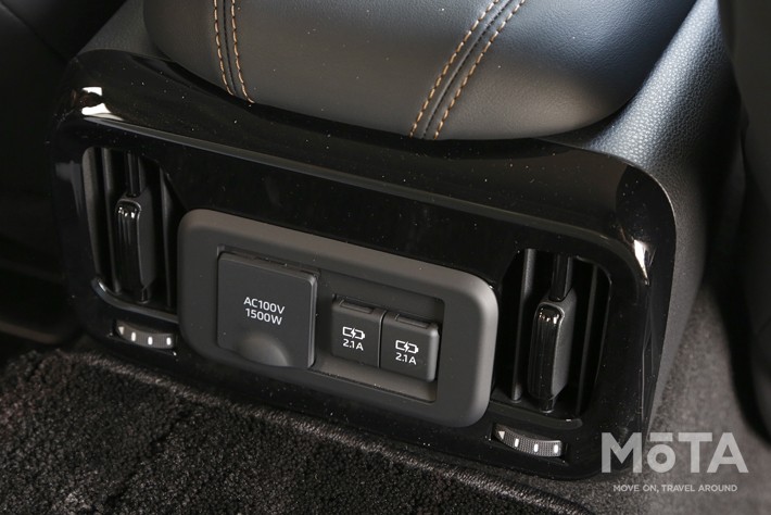 後席用にUSBポートがふたつ、1500wのコンセントが備わる
