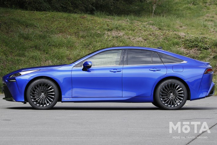 新型ミライの3サイズは全高4975mm×全幅1885mm×全高1470mmと、プラットフォームを共有しているレクサス LS(全長5235mm×全幅1900mm×全高1460mm)と全長以外はほぼ同サイズだ