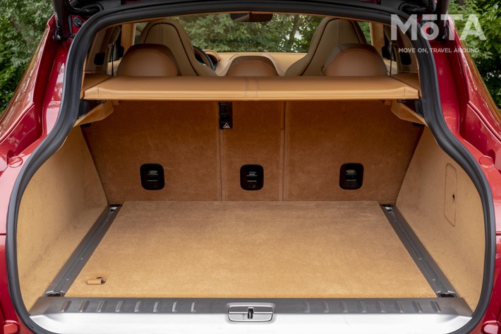 アストンマーティン DBX