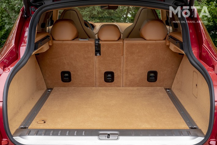 アストンマーティン DBX