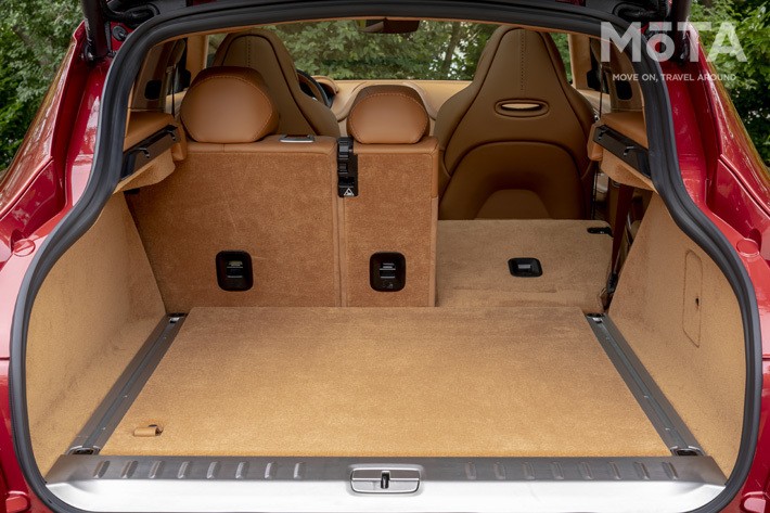 アストンマーティン DBX