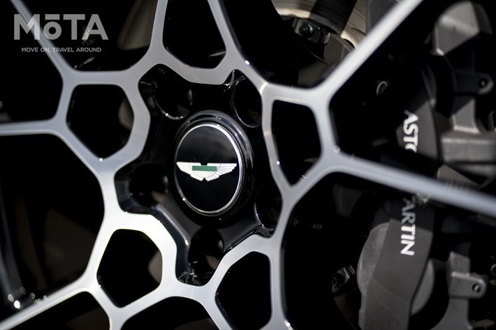 アストンマーティン DBX