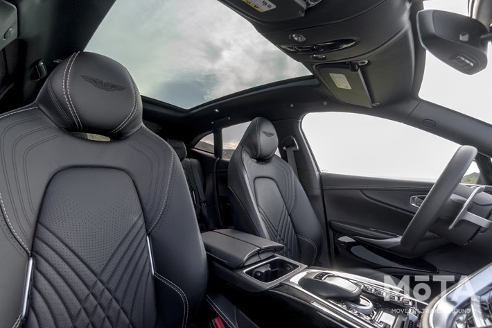 アストンマーティン DBX