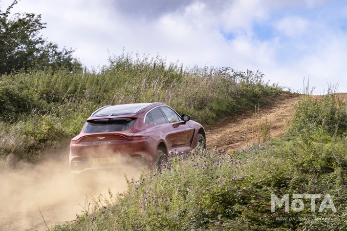 アストンマーティン DBX