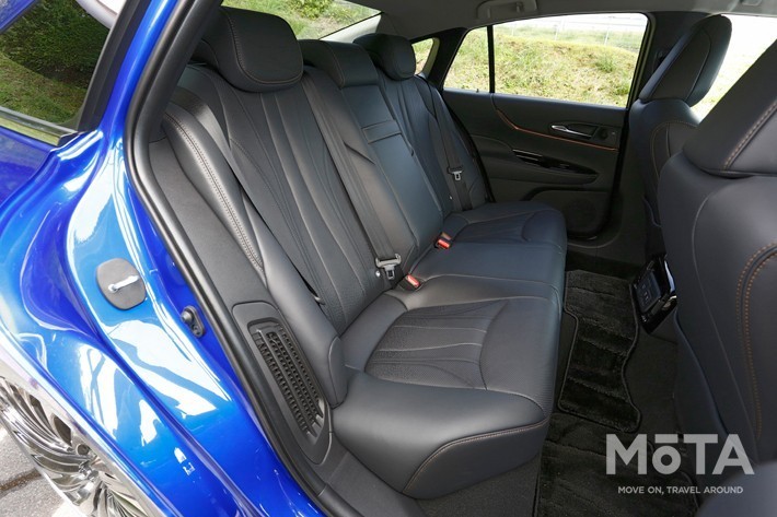 リアシートは、新型MIRAI（プロトタイプ）では初代と異なり3人がけ仕様に。センタートンネルが出っ張っているため、真ん中に大人が座るのは少々厳しいものの、初代より足もと空間はそれなりに広く、快適。
