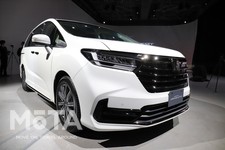 ホンダ 新型オデッセイ「ODYSSEY ABSOLUTE サイドリフトアップシート車」[ボディカラー：プラチナホワイト・パール／2020年11月マイナーチェンジモデル]