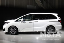 ホンダ 新型オデッセイ「ODYSSEY ABSOLUTE サイドリフトアップシート車」[ボディカラー：プラチナホワイト・パール／2020年11月マイナーチェンジモデル]