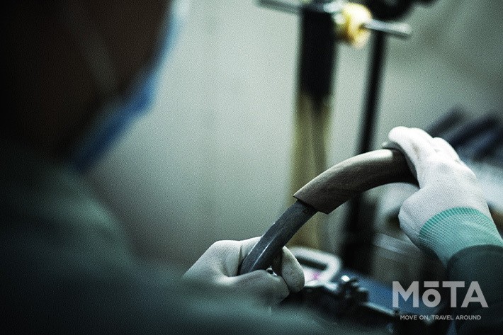 レクサス 新型IS 特別仕様車専用アッシュ＋“F SPORT”専用ディンプル本革ステアリング