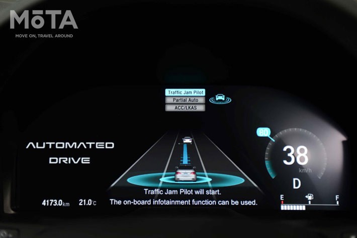 写真は2017年のホンダ自動運転テスト車両のメーター表示