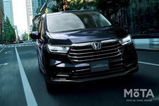 e:HEVは、高い環境性能と走りの楽しさを実現したハイブリッドシステム。パワフルな走りと環境性能を両立するため、駆動用と発電用の2つのモーターを搭載。さらに高効率のエンジンを組み合わせることで、状況に応じてそれぞれを自由に動かせる構造となっている。