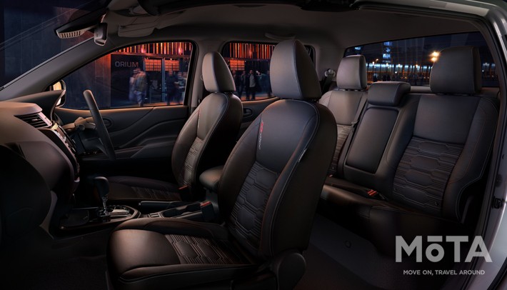 タイでは税金が優遇されるピックアップトラックを乗用車代わりに使う用途も多いこともあって、内装も乗用車と変わらない贅沢な仕立てになっている