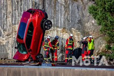 ボルボ 新車を30mの高さから落下させるクラッシュテストを実施