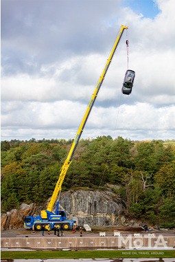 ボルボ 新車を30mの高さから落下させるクラッシュテストを実施