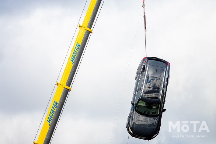 ボルボ 新車を30mの高さから落下させるクラッシュテストを実施