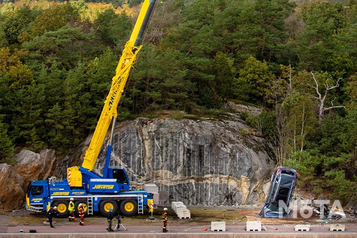 ボルボ 新車を30mの高さから落下させるクラッシュテストを実施