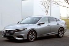 現行モデルとなる3代目はワイドボディな4ドアセダンで、内外装のデザインや乗り心地にこだわった。ハイブリッドが当たり前の存在になった時代を受けて、上質なクルマを目指し開発された。