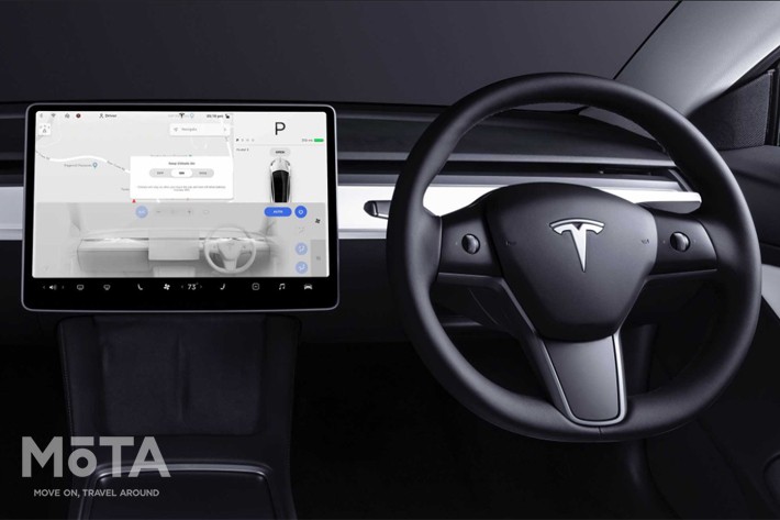 エアコンやオーディオ、さらには車両設定に至るまで全ての操作を中央のモニターで行う、超先進的な内装が話題を読んだ